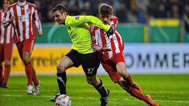 Die &bdquo;Axt&ldquo; packt zu: Thomas Stehle im Januar 2011 bei einem Zweikampf im DFB-Pokal mit Thomas Müller vom FC Bayern München ...