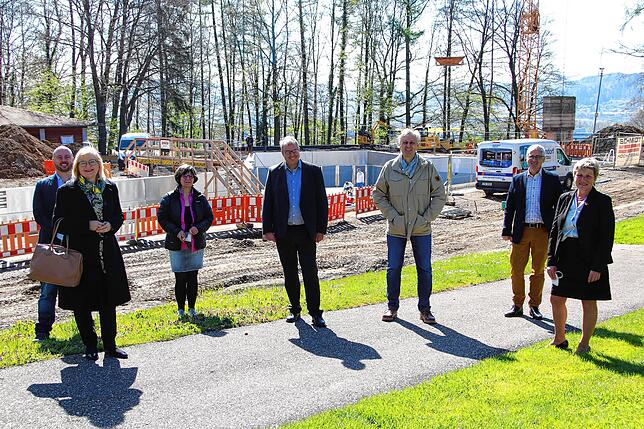 Auf Einladung des CDU-Stadtverbandes besuchte die CDU-Landtagsabgeordnete Sabine Hartmann-Müller (Zweite von links) die Baustelle im ...
