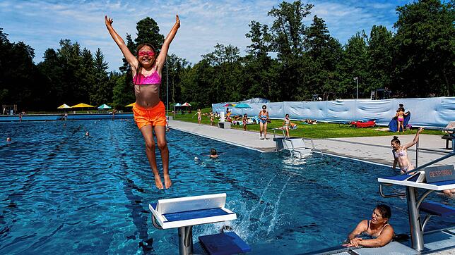Die Freibadsaison startet. Bei Sommertemperaturen lockt eine Abkühlung wie hier im Villinger Kneippbad im August 2018. Bild: Götz