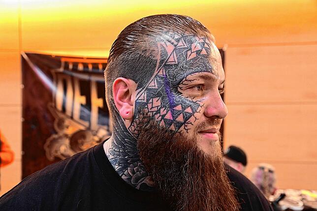 Robin Ott zeigt sein Gesichtstattoo. „Keltische und Winkingermotive sind dank Netflixserien im Trend.“