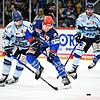 Die Wild Wings um Alexander Karachun (vorne rechts) schlagen die Straubing Tigers (vorne links) mit 4:3.