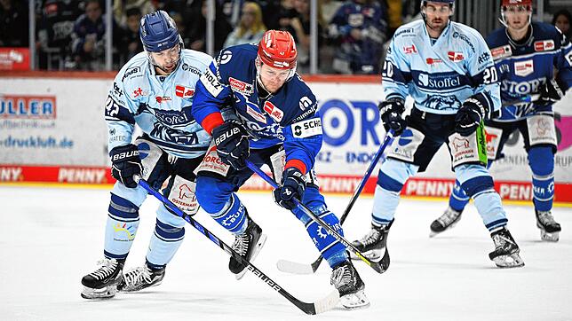 Die Wild Wings um Alexander Karachun (vorne rechts) schlagen die Straubing Tigers (vorne links) mit 4:3.