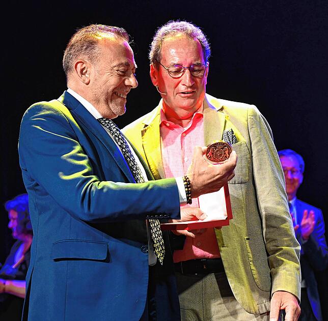 Bürgermeister Marc Gricourt aus Blois (links) zeichnet bei den Feierlichkeiten Markus Schmitt aus.