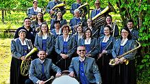 Die Mitglieder des Musikvereins Aispel-Rohr mit ihrem Dirigenten Frank Pohl (dritte Reihe links) freuen sich am Muttertagsfest über ihre ...
