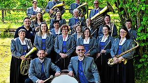 Die Mitglieder des Musikvereins Aispel-Rohr mit ihrem Dirigenten Frank Pohl (dritte Reihe links) freuen sich am Muttertagsfest über ihre ...