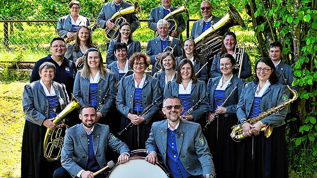 Die Mitglieder des Musikvereins Aispel-Rohr mit ihrem Dirigenten Frank Pohl (dritte Reihe links) freuen sich am Muttertagsfest über ihre ...