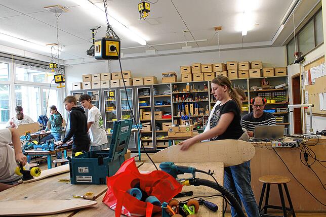 Emsiges Treiben herrscht im Werkraum des Schulverbunds Nellenburg bei der Longboard-AG.