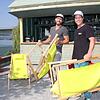 Heute bauen Bar-Chef Tobias Hackl (li.) und Projekt-Initiator Marc Saile für diese Saison das letzte Mal die Strandbar an der ...
