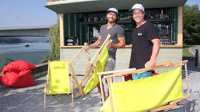 Heute bauen Bar-Chef Tobias Hackl (li.) und Projekt-Initiator Marc Saile für diese Saison das letzte Mal die Strandbar an der ...