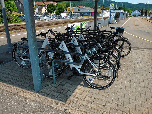 Die Abstellanlage für fünf der zehn Bad Säckinger Elektrofahrräder des grenzüberschreitenden Bike-Sharing beim Bahnhof in Bad Säckingen. ...
