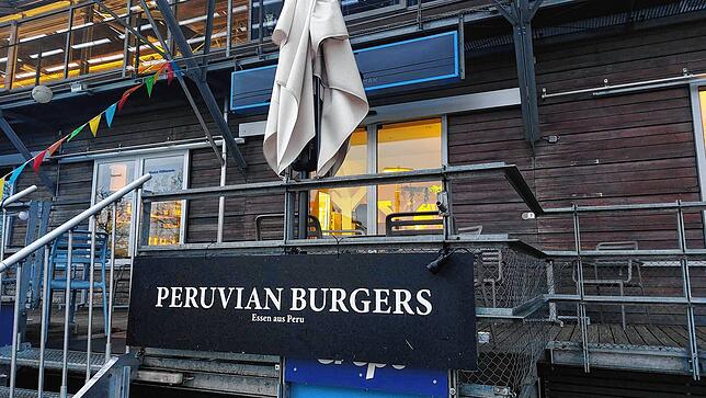 Peruvian Burgers: Das Schild vor dem Lima gehört zum Food-Truck der zwei peruanischen Brüder, die unter anderem das Lima betreiben. Der ...