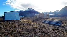 Der Gletscher reichte früher bis an die Hütte der Forschungsstation. Jetzt ist hier Tundra.