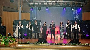 Am Ende der Show singen alle Interpreten gemeinsam mit dem Publikum „Stille Nacht“. Die Veranstaltung ist sehr gut besucht. Bilder: ...