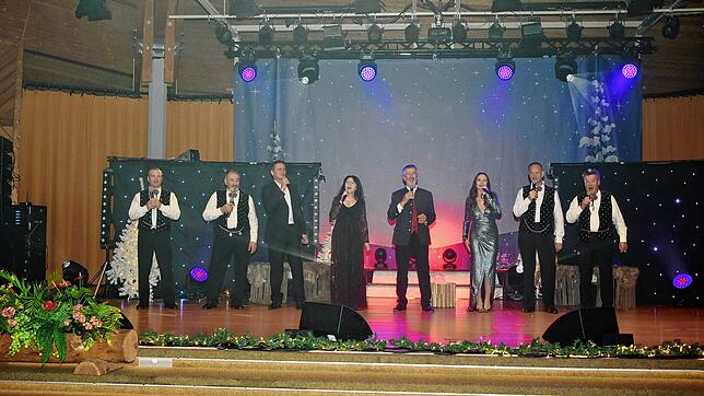 Am Ende der Show singen alle Interpreten gemeinsam mit dem Publikum „Stille Nacht“. Die Veranstaltung ist sehr gut besucht. Bilder: ...