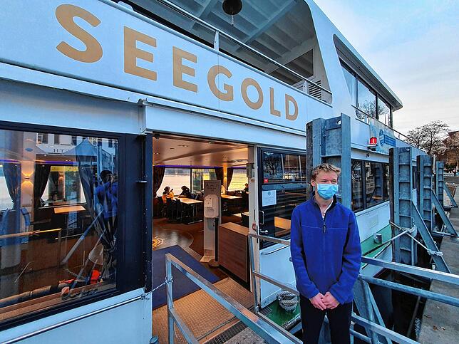 Herzlich Willkommen auf der Seegold. Schifffahrtsunternehmer Ewald Gieß zu stürmischen Tagen: „Lieber draußen auf dem See, da ...