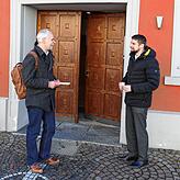 Torsten Lucht, Leiter der SÜDKURIER-Lokalredaktion Konstanz, im Gespräch mit Bürgermeister Stefan vor der Tür des Allensbacher Rathauses.