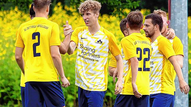 Raphael Skusa (Mitte) feiert hier eines seiner bisher fünf Saisontore für die SG Dettingen-Dingelsdorf.