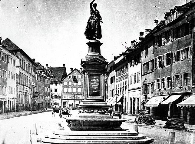 Die Marktstätte Ende des 19. Jahrhunderts: Rechts im Bild sieht man das Hutgeschäft, über dem groß der Name Carl Schedler prangt.