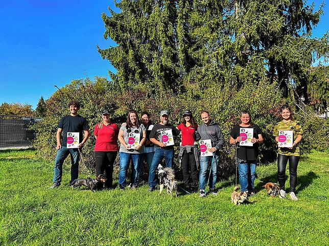 Glückliche Hunde mit stolzen Frauchen und Herrchen: Dirk Schneider mit Frieda, Hundetrainerin Nadine Mutter, Saskia Klotter mit Kalle, ...