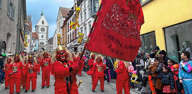 Bild 10: Tolle Stimmung beim Sonntagsumzug der Überlinger Narrenzunft &ndash; Teil 2