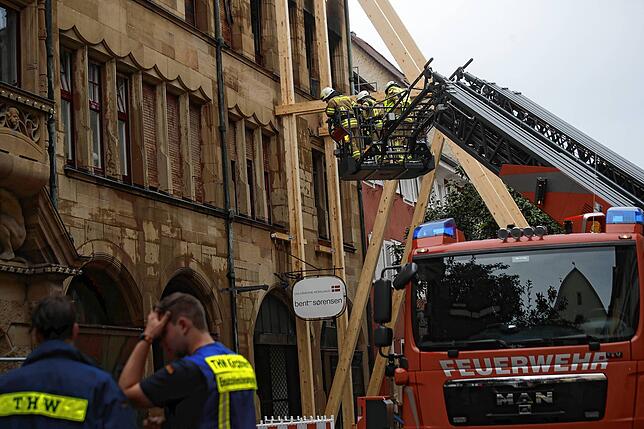 Die Feuerwehrleute müssen immer wieder Glutnester löschen und das Brandgebäude sorgfältig begutachten. Ihr Dauereinsatz ist längst noch ...