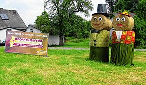 Das Jubiläumspaar aus Strohballen anlässlich des Bezirksmusikfests in Menningen brennt in der Nacht auf Samstag, 5. Juli, nieder. Die ...