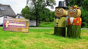Am Ortseingang von Menningen heißt das „Jubiläumspaar“ aus Heuballen die Gäste zum Dorf-Musik-Fest willkommen.
