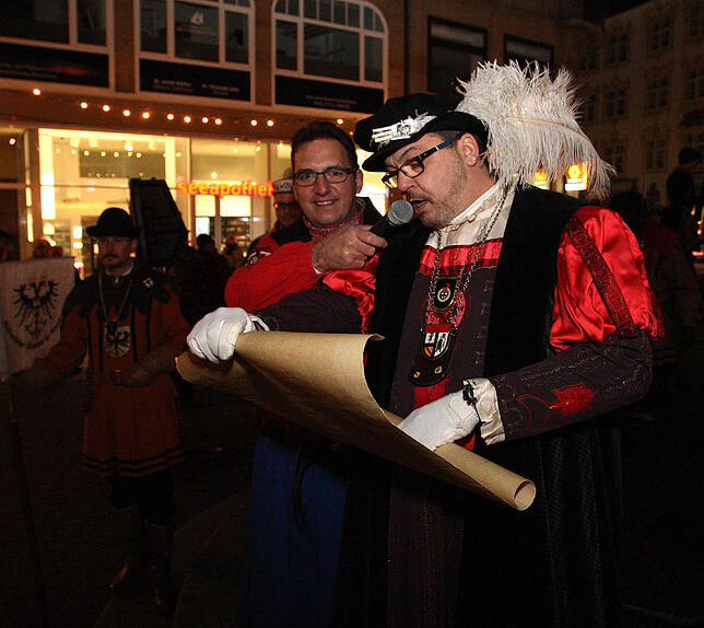 (Archivbild) Endlich wieder live und in Stereo nach zwei Jahren des Videoausrufens: Thorsten Hipp (rechts) und Jürgen Kelm (links) ...