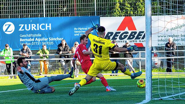 Pascal Rasmus trifft zum 1:0 für Rielasingen-Arlen gegen Backnang. Bild: Spang