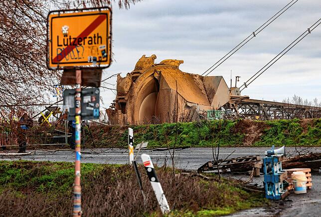 Vor Lützerath steht ein Bagger und schaufelt Erdreich am Rande des Braunkohletagebaus Garzweiler.