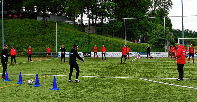 Mit Abstand am Besten: Die Spieler des FC RW Weilheim bei der Begrüßung vor dem ersten Corona-Training.