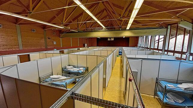 Feldbetten in der Seldnerhalle in Tettnang-Kau. Inzwischen sind dort 54 Geflüchtete aus der Ukraine untergebracht.