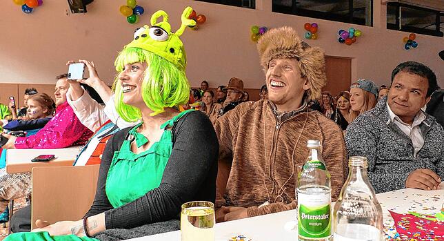 Serverin Rommeler (Mitte) mit Lebensgefährtin Franziska Schmitz und Vikar Rijesh Mathew haben Spaß beim Zunftball.