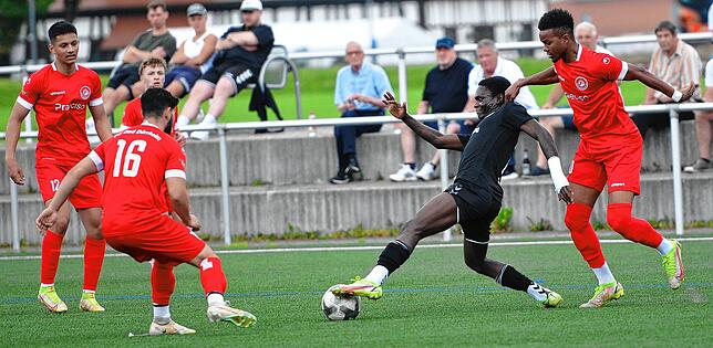 Lewis Antebe war mit fairen Mitteln kaum zu stoppen. Hier versucht FC-Verteidiger Tijan Jallow den Angreifer mit einer Hand am Trikot, ...