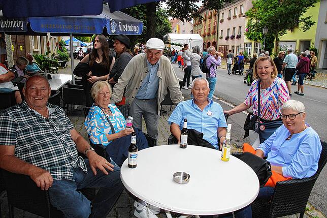 Eine Ruhepause ist imer wichtig. Von links: Willi und Marianne Brugger, Ferdi Götz, Jochen Jakob, Traudl Götz und christine Jakob.