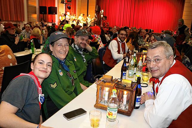 Bild 13: Fasnacht pur beim traditionellen Öschabend: Wir haben die Bilder