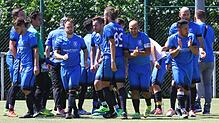 Nächster Pokalcoup: C-Kreisligist SpVgg. Wehr und Spielertrainer Francesco Campagna (rechts vorn) warfen nach der SG Niederhof/Binzgen ...