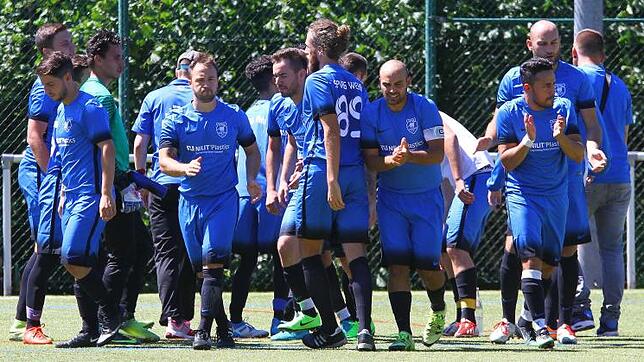 Nächster Pokalcoup: C-Kreisligist SpVgg. Wehr und Spielertrainer Francesco Campagna (rechts vorn) warfen nach der SG Niederhof/Binzgen ...