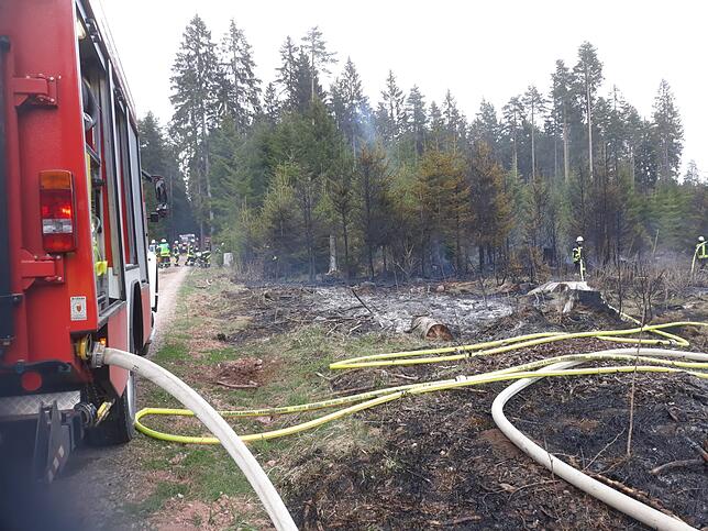 Die Feuerwehr-Fahrzeuge tanken im Hubertshofener Freibad Wasser auf, dass sie dann in den Wald bringen.