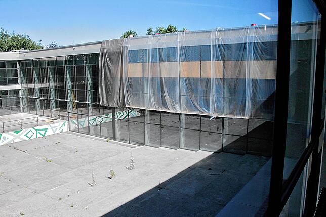 Das Geländeprofil des Innenhofes setzt sich architektonisch in der Aula fort.