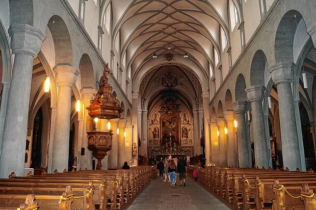 Im Konstanzer Münster proben Kinder gerade tanzend und singend das Vaterunser.