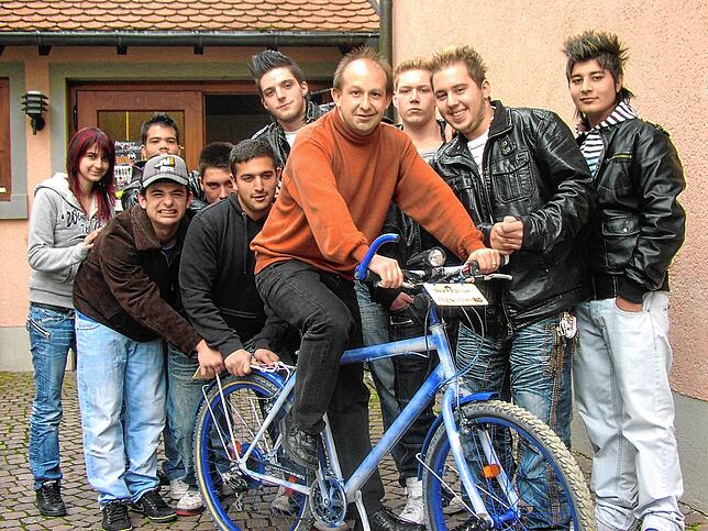 2009: Hüfingens Jugendreferent Sasa Hustic erreicht seine Termine in der Stadt künftig umweltschonend und komfortabel: Aykur Kisa, ...