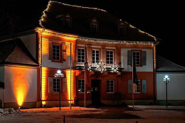 Bild 3: Die Weihnachtsbeleuchtung in vielen Gemeinden ist so festlich wie immer: Doch es fehlt etwas
