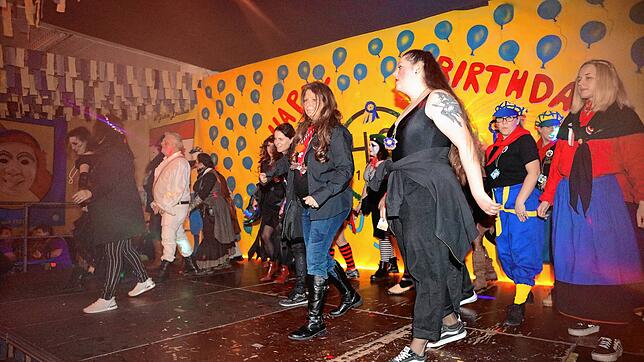 Bild 19: Glückwunsch! Fotos vom Jubelball zu Ehren der Lausbuben der Narrengemeinde Hofpeter