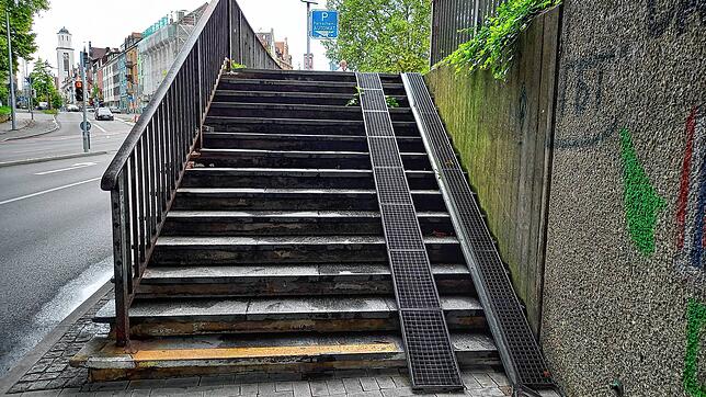 Diese Treppe, die von der östlichen Bushaltestelle am Sternenplatz zur Conrad-Gröber-Straße führt, soll durch eine behindertengerechte ...