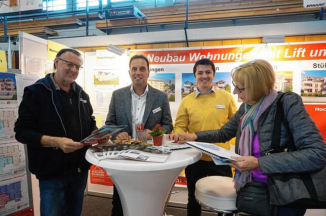 23 Aussteller bei der Immo 2023: Blick auf den Stand von Albicker – Eichkorn aus Ühlingen-Birkendorf, an dem sich gerade Roland ...