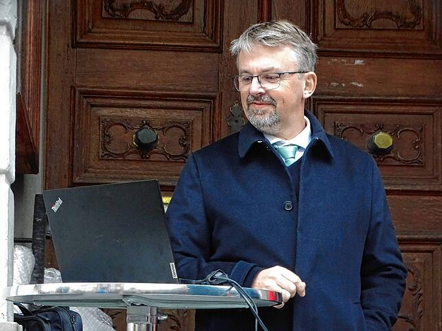 Oberbürgermeister Martin Gruner hat bei der Hauptverlosung des Jubiläums-Weihnachtsgewinnspiels vor dem Rathaus die Gewinner ermittelt.
