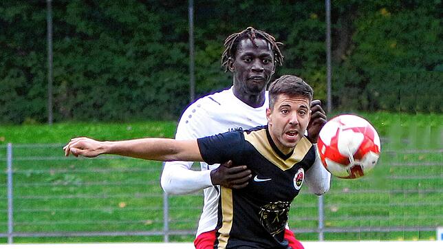 Der SC Pfullendorf (Amadou Marena, hinten) musste sich dem Türk. SV Singen (David de Lillo) mit 1:3 geschlagen geben.