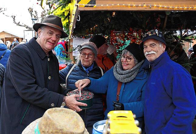 Bild 4: Hincooker auf dem Weihnachtsmarkt: Weihnachtsmann, Taschengeld vom Franz und 2000 Euro Spenden