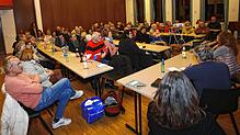 Sie geben nicht auf: Rund 70 interessierte Bürger kamen zur Informationsveranstaltung der Initiative Wollmatingen in den Gemeindesaal ...